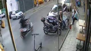 Ne olduğunu anlamadı! Dükkanın önünde otururken silahlı saldırıya uğradı