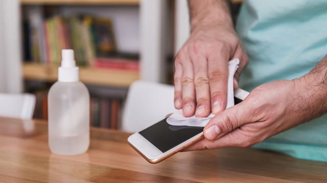 Telefon nasıl temizlenir? Kolonya ile telefon temizlenir mi?