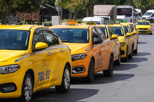 İstanbul'da zam kuyruğu: Fiyatları güncellemek için sıraya girdiler! Taksimetreler değişti 640xauto