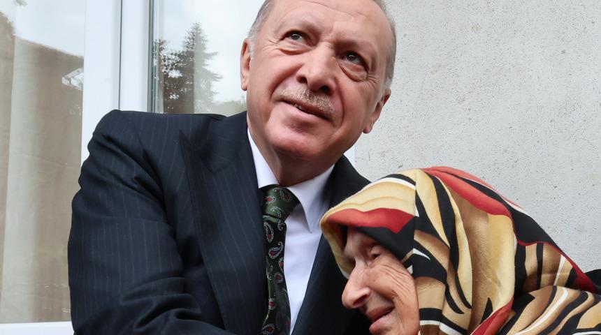Cumhurbaşkanı Erdoğan'dan komşu ziyareti! Önce duygusallaştı, ardından göz yaşlarına hakim olamadı
