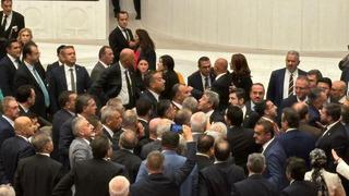 AK Partili Bahadır Yenişehirlioğlu muhalefeti işaret edip 'Sahipsiz köpekler' dedi, TBMM'de ortalık karıştı