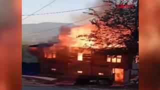 2 katlı ev alevler içinde kaldı! Anneyle kızını komşu kurtardı