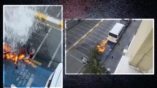 Alev alan motosiklete ilginç müdahale! Binadan kovayla su döktüler