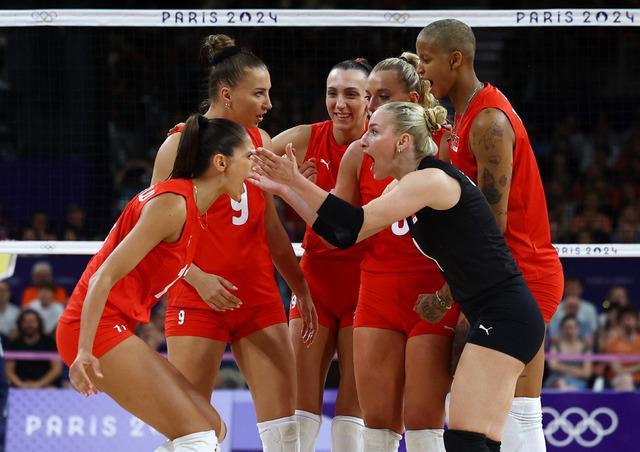 A Milli Kadın Voleybol Takımı, Paris 2024'teki ilk maçında Hollanda ile karşı karşıya geldi. Final setine giden mücadelede kazanan Türkiye oldu. Sultanlar bu galibiyetle 2024 Paris Olimpiyatları'na kazanarak başlarken, rakibi Hollanda karşısında 2018 yılı 640xauto