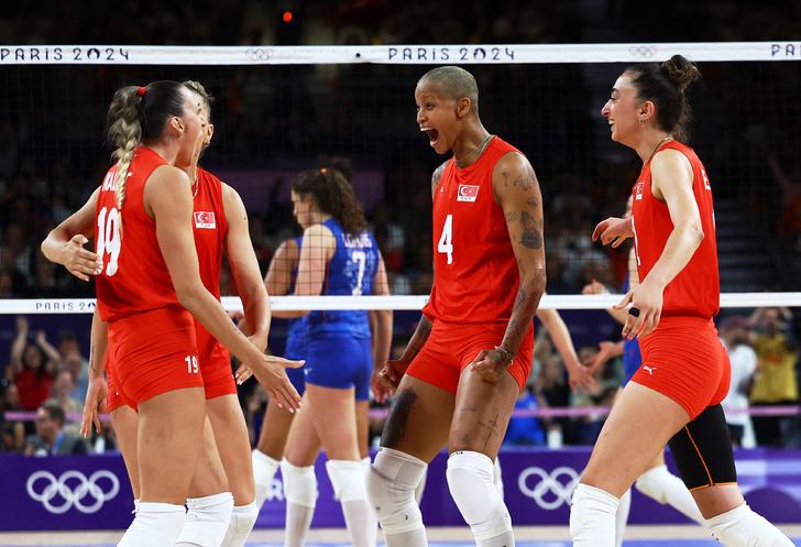 A Milli Kadın Voleybol Takımı, Paris 2024'teki ilk maçında Hollanda ile karşı karşıya geldi. Final setine giden mücadelede kazanan Türkiye oldu. Sultanlar bu galibiyetle 2024 Paris Olimpiyatları'na kazanarak başlarken, rakibi Hollanda karşısında 2018 yılı 18977246-728xauto