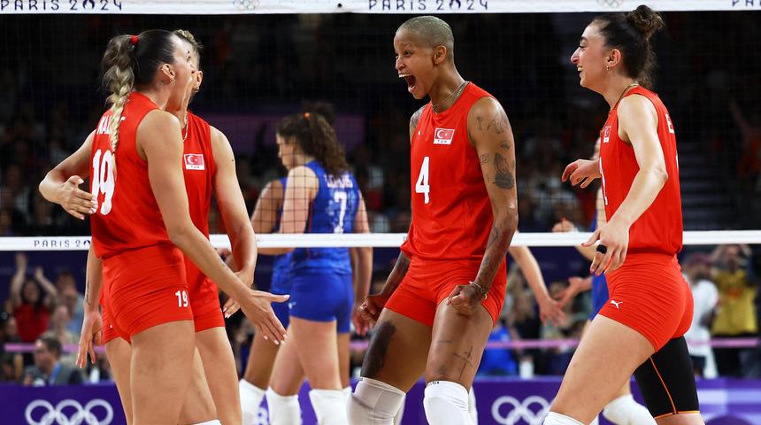 SON DAKİKA: Filenin Sultanları olimpiyatlara galibiyetle başladı! Milliler setler 2-0 geriye düşse de maçı 3-2 kazandı