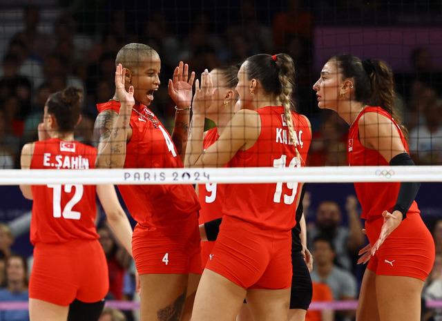 A Milli Kadın Voleybol Takımı, Paris 2024'teki ilk maçında Hollanda ile karşı karşıya geldi. Final setine giden mücadelede kazanan Türkiye oldu. Sultanlar bu galibiyetle 2024 Paris Olimpiyatları'na kazanarak başlarken, rakibi Hollanda karşısında 2018 yılı 640xauto