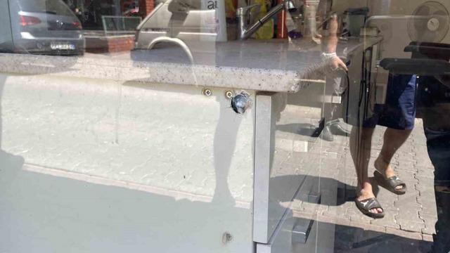 Camdaki esrarengiz çatlaklar ekipleri alarma geçirdi! Tüm mahalle bu olayı konuşuyor