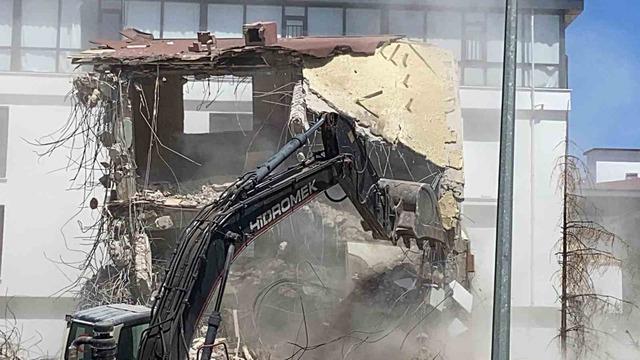 Hasarlı bina 13 saatte ancak yıkılabildi 'Gerçekten bizi çok uğraştırdı' Beton ve demir detayı dikkat çekti 640xauto