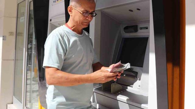 Oğluna para göndermek için ATM'nin başına geldi... Tek tuşa bastı, binlerce lira para geldi