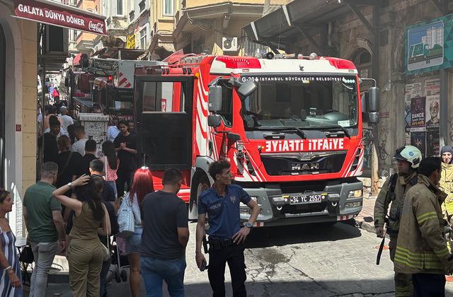 Beyoğlu’nda yangın! Turistler çığlık çığlığa kaçıştı 640xauto