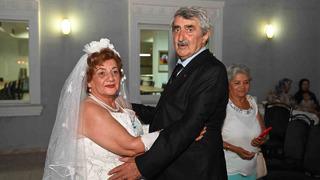 'Görünce hep gözleri dolardı' Özlemini çektiği gelinliği 56 yıl sonra giydi! 'İlk evlendiğimizde düğün yapacak imkanımız yoktu'