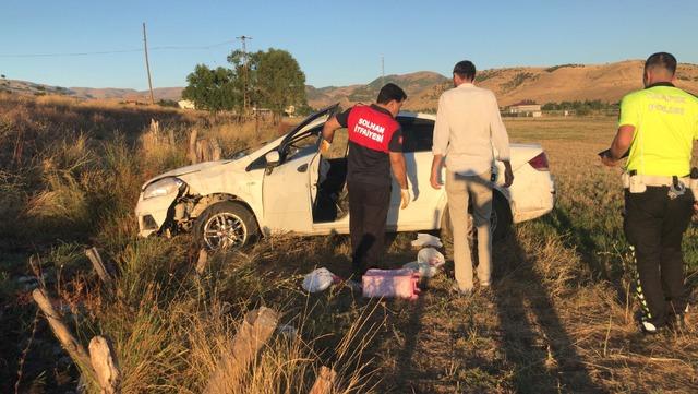 Bingöl'de devrilen otomobildeki 3 kişi yaralandı