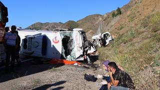 Ambulansla hafif ticari kafa kafaya çarpıştı! 4 kişi olay yerinde hayatını kaybetti: Yardıma gelen sağlık personeli şok geçirdi