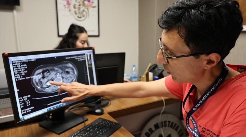 Kahramanmaraş'ta 88 yaşındaki kadının böbreğinden 4 santim taş çıktı