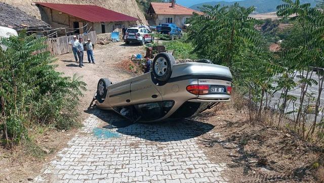 Çorum'da devrilen otomobildeki 2 kişi yaralandı