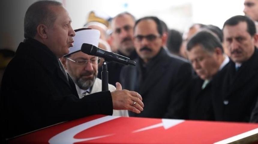 Doğu Perin&ccedil;ek: Cumhurbaşkanı imam değildir, camide reklam olmaz