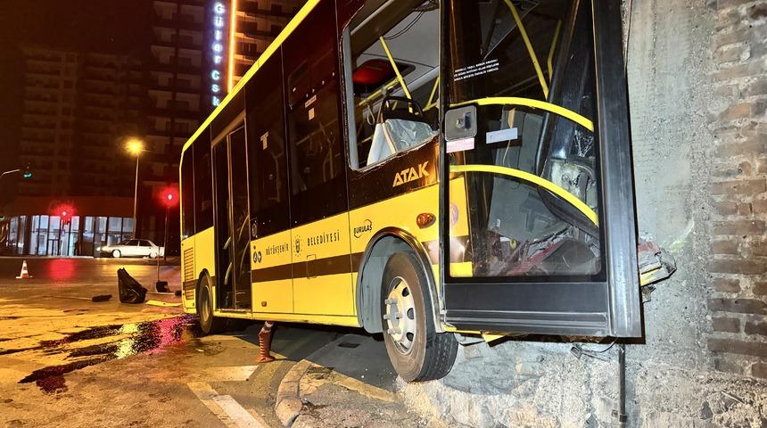 Bursa'da oto tamir dükkanına çarpan belediye otobüsünün sürücüsü yaralandı