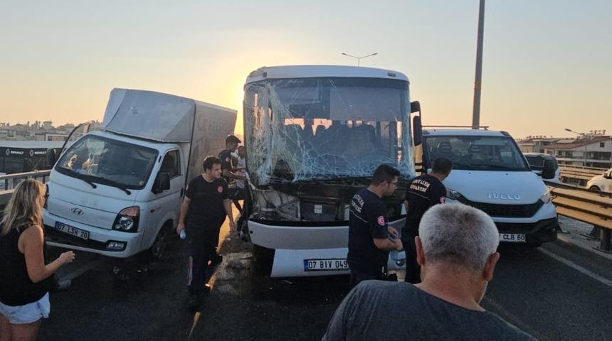 Antalya'da 4 aracın karıştığı kazada 1 kişi öldü, 3 kişi yaralandı