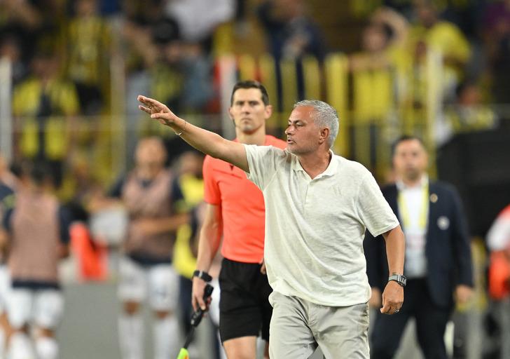 Mourinho'nun o kararı sonrası demediğini bırakmadı! 'Hata yapıyor, anlayamıyorum, macera arıyor' G5
