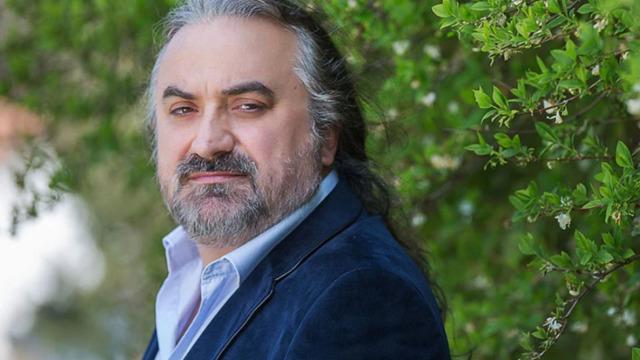 Volkan Konak trafikteki çakarlı araçlara çok sinirlendi! Açtı ağzını yumdu gözünü... 