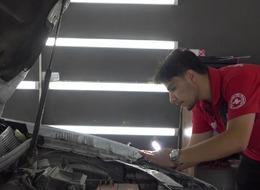 Kimin aklına gelir sıfır aracı ekspertize götürmek? Araba alacaklar ne yapacağını şaşırdı: Kuş pisliği boyayı yakınca...