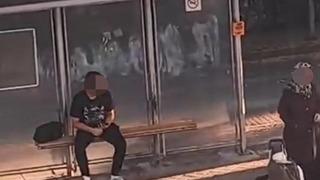 Durakta cinsel organıyla... Görüntüler sosyal medyada hızla yayıldı! Ekipler harekete geçti