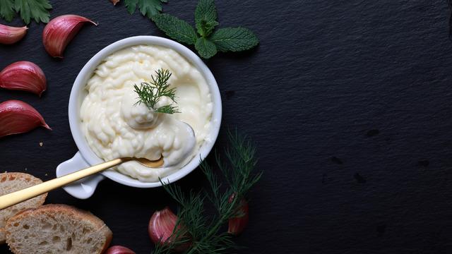 Sarımsaklı mayonez tarifi: Sarımsaklı mayonez nasıl yapılır?