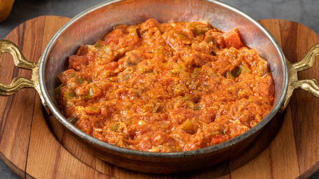 Soğanlı menemen tarifi: Soğanlı menemen nasıl yapılır?