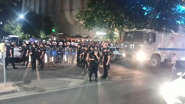 Yer: Batman! İsrail'i protesto eden bir grup, Starbucks'a saldırdı - Gündem  Haberleri