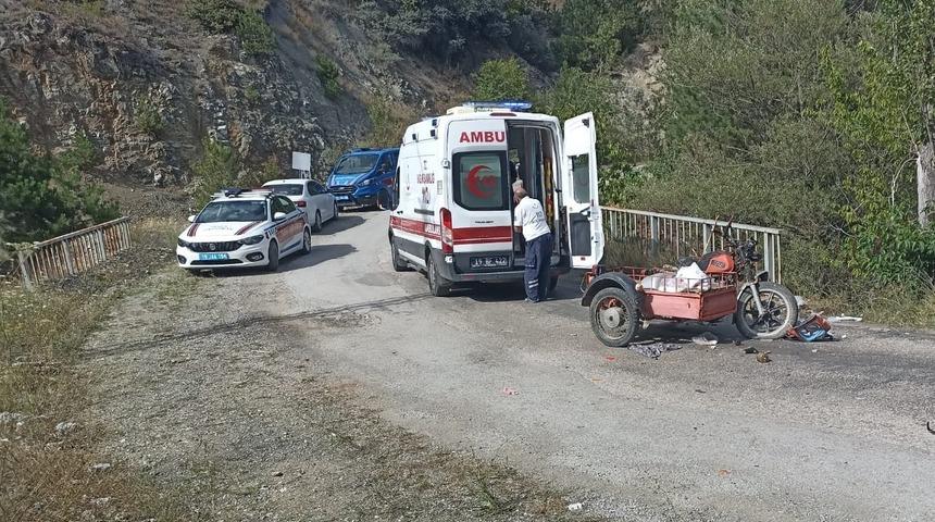 Çorum'da kamyonla çarpışan sepetli motosikletteki kadın öldü, eşi yaralandı