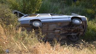 Manisa'da devrilen otomobildeki 3 kişi yaralandı