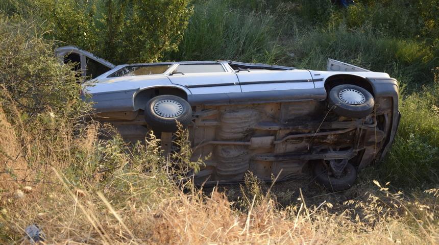 Manisa'da devrilen otomobildeki 3 kişi yaralandı