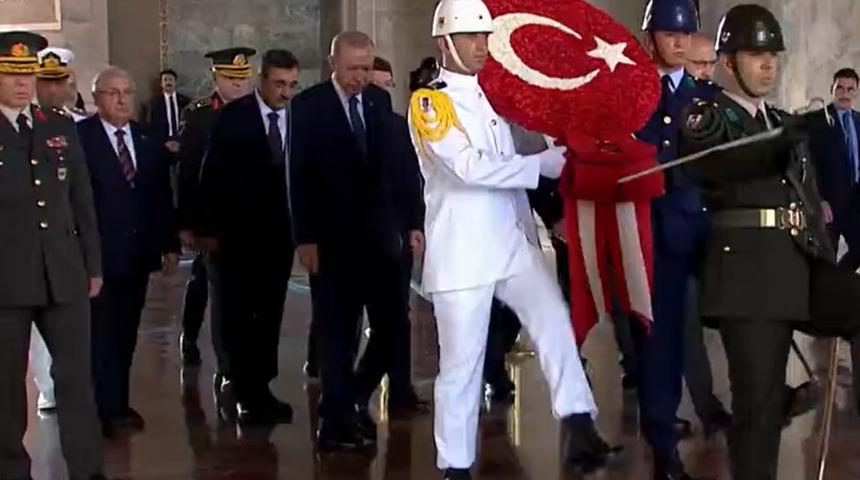 Cumhurbaşkanı Erdoğan'ın Anıtkabir'de 'siyasi suikast' vurgusu! Yaş üyeleriyle ziyaret etti