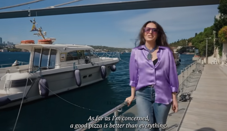 Ali Koç'un eşi Nevbahar Koç Boğaz manzaralı yalısında yürüdü! Lüks bahçe dikkat çekti G2