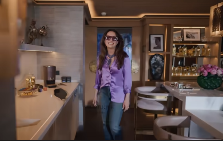 Ali Koç'un eşi Nevbahar Koç Boğaz manzaralı yalısında yürüdü! Lüks bahçe dikkat çekti G5