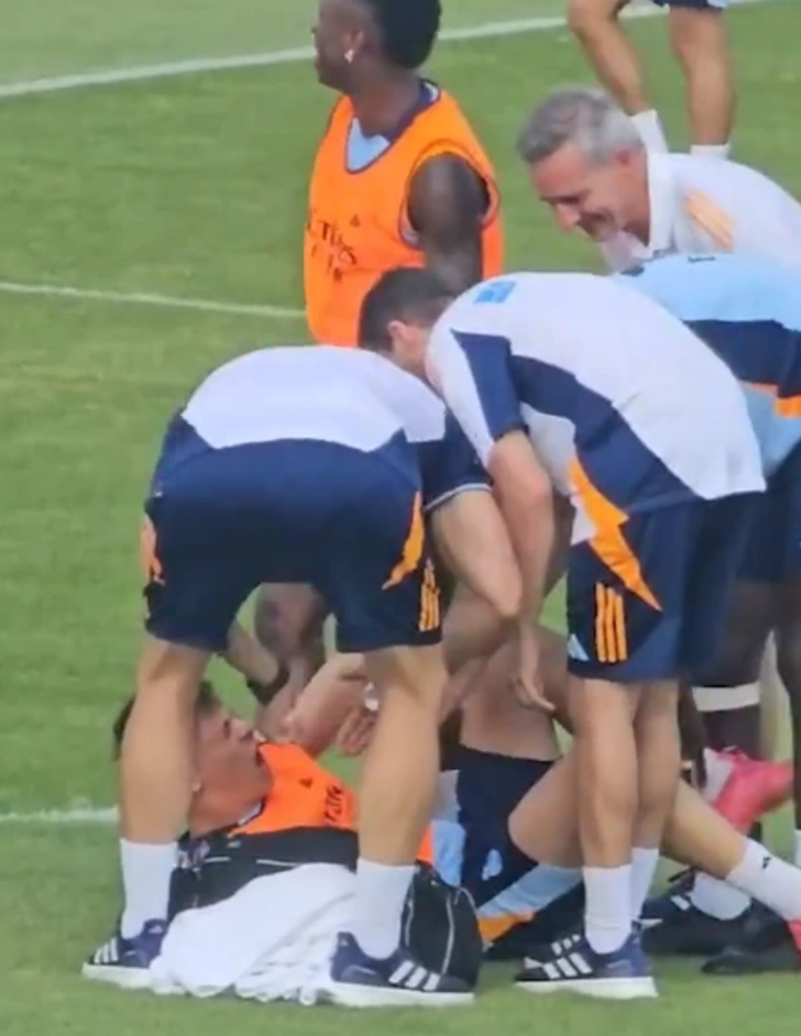 Eyvah, Arda Güler! Antrenmanda acı içinde yer kaldı, herkesi çok korkuttu! Ancelotti koşarak oraya geldi... G1