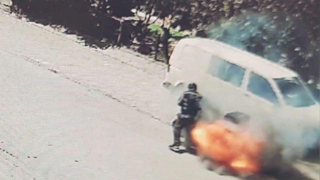 Kuryenin elektrikli bisikleti seyir halindeyken alev aldı! Başka araçlara sıçramasın diye uğraşırken...