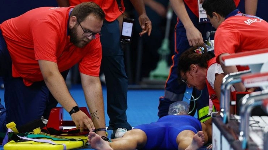 Paris Olimpiyatları'nda korkutan anlar! Ünlü yüzücü geçirdiği astım krizi sonrası bayıldı