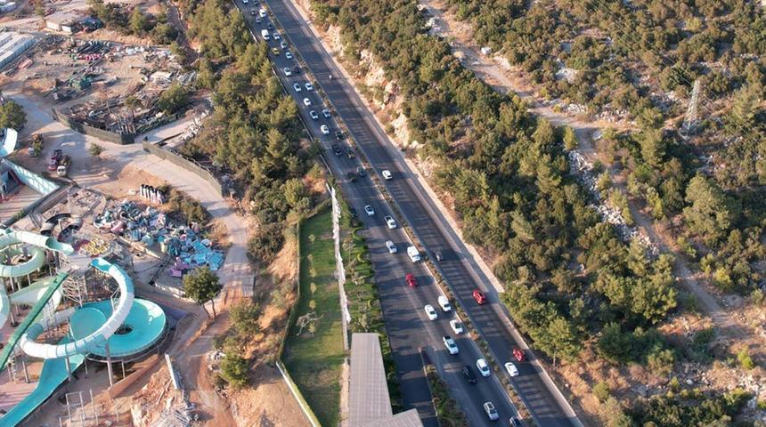 O ilçeye akın ettiler! 24 saatte 20 bin araç giriş yaptı, trafik kilitlendi