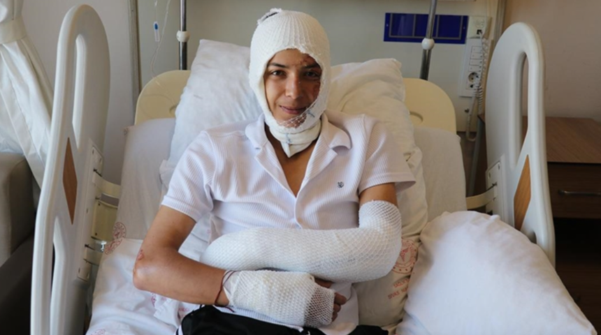 Neredeyse canından oluyordu! Elindeki elektronik sigara bomba gibi patladı