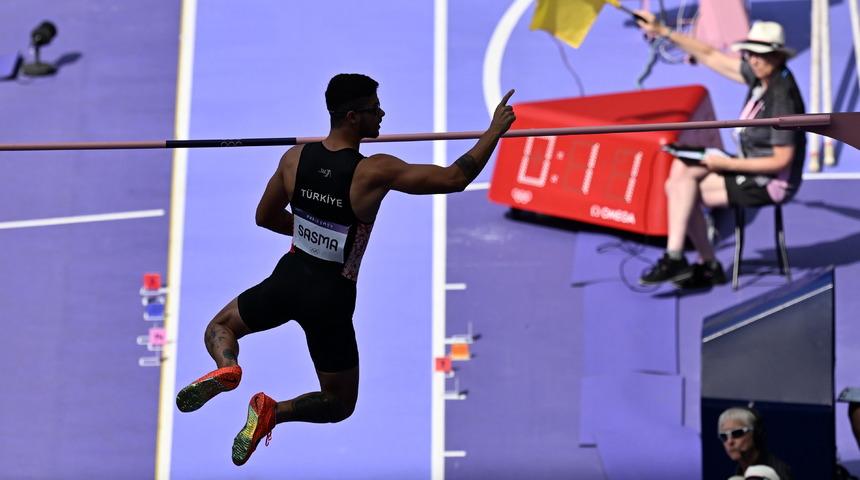 Olimpiyatlardan ikonik bir poz daha! Olimpiyatlardan başarı haberleri peş peşe geldi: Sırıkla atlama, yüzme, okçuluk…