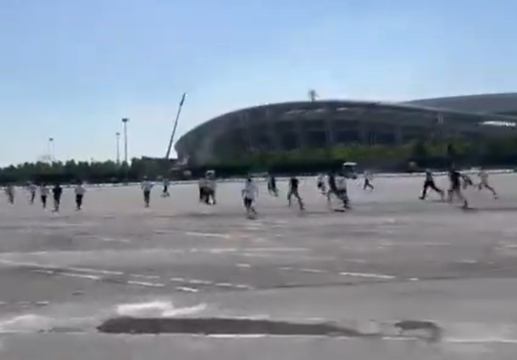 Süper Kupa öncesi ortalık yangın yeri! Galatasaray ve Beşiktaş taraftarları birbirine girdi... Kafalarına meşale fırlattılar G1