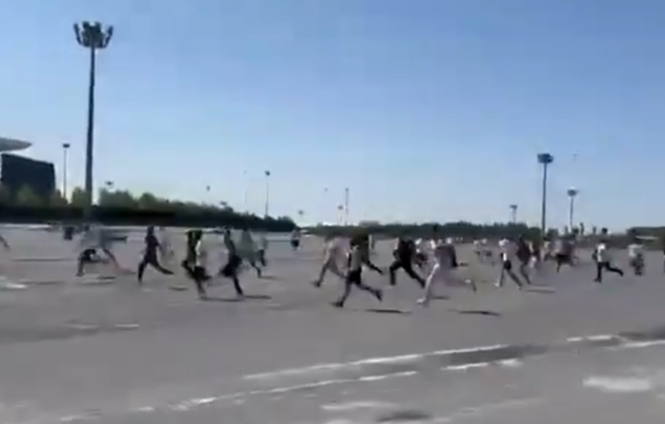 Süper Kupa öncesi ortalık yangın yeri! Galatasaray ve Beşiktaş taraftarları birbirine girdi... Kafalarına meşale fırlattılar G2