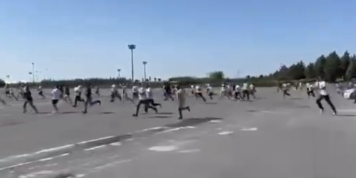 Süper Kupa öncesi ortalık yangın yeri! Galatasaray ve Beşiktaş taraftarları birbirine girdi... Kafalarına meşale fırlattılar G3