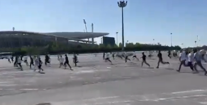 Süper Kupa öncesi ortalık yangın yeri! Galatasaray ve Beşiktaş taraftarları birbirine girdi... Kafalarına meşale fırlattılar G4