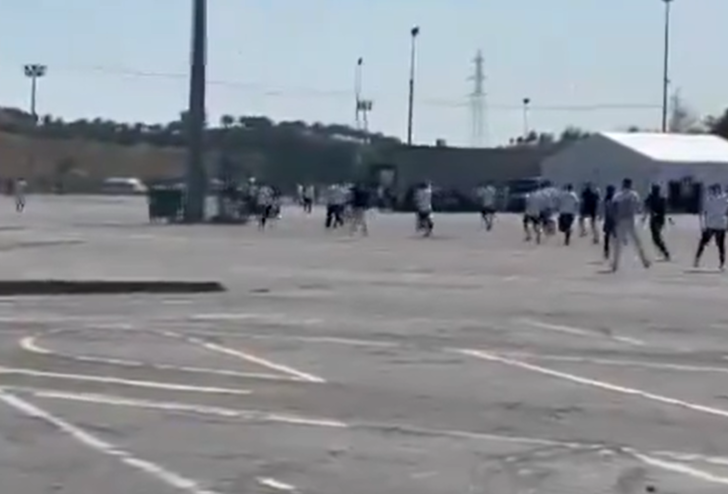 Süper Kupa öncesi ortalık yangın yeri! Galatasaray ve Beşiktaş taraftarları birbirine girdi... Kafalarına meşale fırlattılar G5