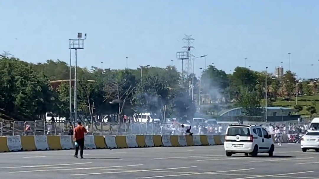 S&uuml;per Kupa &ouml;ncesi ortalık yangın yeri! Galatasaray ve Beşiktaş taraftarları birbirine girdi... Kafalarına meşale fırlattılar
