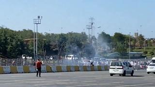 Süper Kupa öncesi ortalık yangın yeri! Galatasaray ve Beşiktaş taraftarları birbirine girdi... Kafalarına meşale fırlattılar