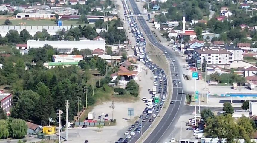 Yer: Düzce! Araç kuyruğu 25 kilometreyi buldu